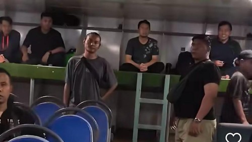 Tangkapan layar video viral penumpang kapal Padangbai-Lembar debat terkait tempat istirahat, Minggu (22/2/2026). (Dok. tangkapan layar)