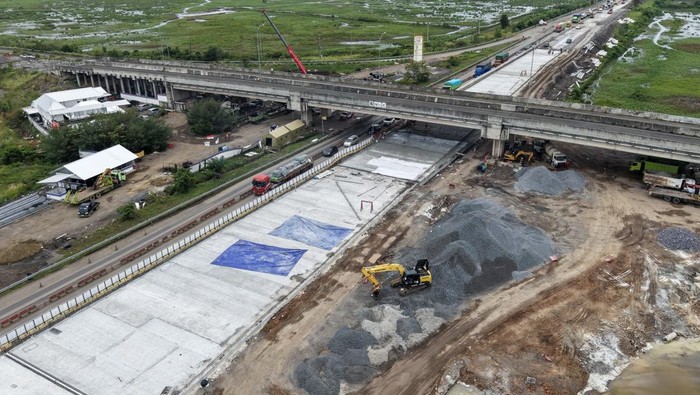 Foto udara sejumlah kendaraan melintasi Jalan Tol Trans Sumatera (JTTS) ruas Kayu Agung-Palembang (Kapal) saat penerapan rekayasa lalu lintas lawan arah (contraflow) di Jejawi, Ogan Komering Ilir (OKI), Sumatera Selatan, Senin (23/2/2026). Progres perbaikan konstruksi slab on pile (peninggian) pada ruas Tol Kayuagung–Palembang (Kapal) jalur A km 345+150 sd 348+850 yang mengalami rekayasa lalu lintas lawan arah (contraflow) telah mencapai 86 persen dan ditargetkan normal kembali pada 10 Maret 2026 mendatang. ANTARA FOTO/Nova Wahyudi/bar