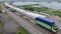 Foto udara sejumlah kendaraan melintasi Jalan Tol Trans Sumatera (JTTS) ruas Kayu Agung-Palembang (Kapal) saat penerapan rekayasa lalu lintas lawan arah (contraflow) di Jejawi, Ogan Komering Ilir (OKI), Sumatera Selatan, Senin (23/2/2026). Foto: ANTARA FOTO/NOVA WAHYUDI
