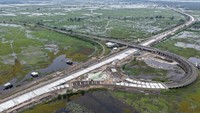 Foto udara pekerja mengoperasikan alat berat menyelesaikan perbaikan konstruksi slab on pile (peninggian) Jalan Tol Trans Sumatera (JTTS) ruas Kayu Agung-Palembang (Kapal) di Jejawi, Ogan Komering Ilir (OKI), Sumatera Selatan, Senin (23/2/2026). Foto: ANTARA FOTO/NOVA WAHYUDI