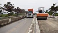 Pekerja dibantu alat berat menyelesaikan perbaikan konstruksi slab on pile (peninggian) Jalan Tol Trans Sumatera (JTTS) ruas Kayu Agung-Palembang (Kapal) di Jejawi, Ogan Komering Ilir (OKI), Sumatera Selatan, Senin (23/2/2026). Foto: ANTARA FOTO/NOVA WAHYUDI
