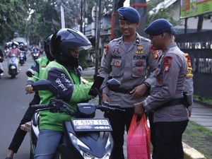 Brimob Polda Metro Jaya Turun ke Jalan, Bagi-bagi Takjil ke Ojol