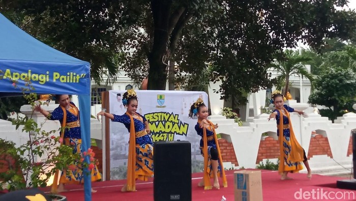 Pertunjukan seni tari dalam acara Festival Ramadan di Jalan Siliwangi, Kota Cirebon