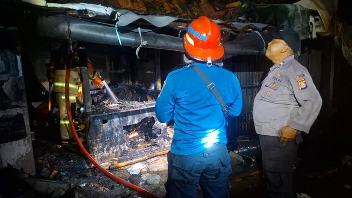 Rumah di Serang Tersambar Petir hingga Terbakar, Pemilik Terpental
