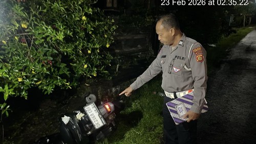 Petugas Polsek Penebel menunjuk lokasi kecelakaan tunggal yang mengakibatkan pemuda meninggal dunia di tempat. (Istimewa)