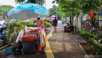 Penataan dilakukan agar fungsi trotoar tetap ramah bagi pejalan kaki dan steril dari aktivitas perdagangan.