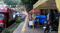 Kondisi tersebut membuat trotoar menyempit dan memaksa sebagian pejalan kaki turun ke badan jalan, terutama pada jam ramai.