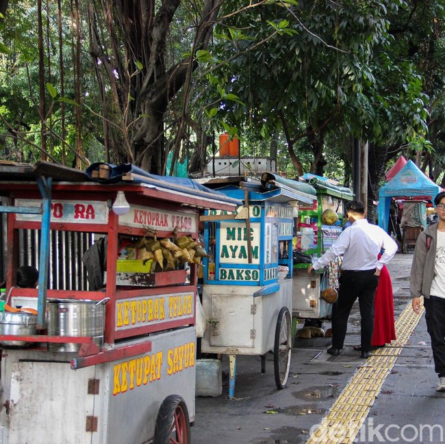 PKL Kembali Padati Trotoar Lapangan Banteng