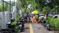 Namun di lapangan, masih ditemukan PKL yang kembali berjualan di area yang seharusnya bebas dari lapak.