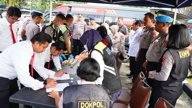 Polda Riau melakukan pemeriksaan urine secara mendadak terhadap ratusan personelnya, Senin (23/2/2026).