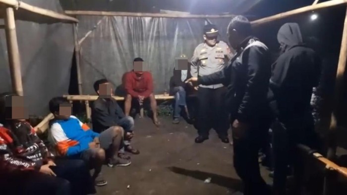 Polisi menggerebek arena judi muncang