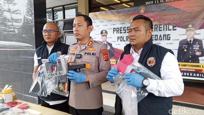 Polisi mengungkap kasus pembunuhan di Girimukti, Sumedang.