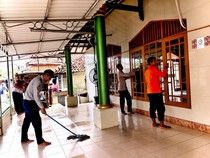 Polres Kepulauan Seribu Bersih-bersih Masjid Dukung Bang Jasri