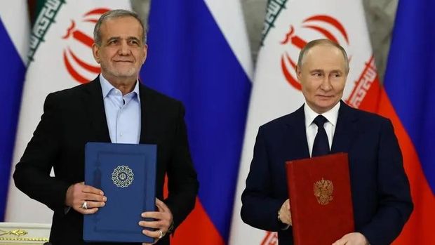 Presiden Iran Masoud Pezeshkian dan Presiden Rusia Vladimir Putin Russian President Vladimir Putin and Iranian President Masoud Pezeshkian. (Reuters)
