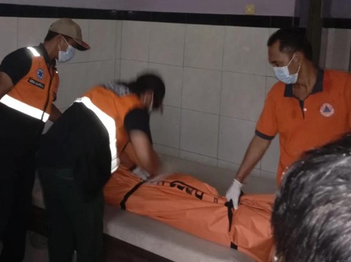 Proses evakuasi jenazah pemuda yang diduga mengakhiri hidupnya di penginapan Jalan Tegal Dukuh, Denpasar Barat, Minggu (22/2/2026).