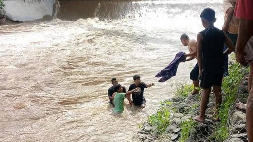 Proses pencarian korban tenggelam terseret arus sungai di Kelurahan Rewarangga, Kecamatan Ende Utara, Kabupaten Ende, NTT, Minggu (22/2/2026). (Foto: Facebook Wilhelmus)