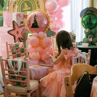 Sebagian besar dekorasi acara didominasi dengan warna pink dan hijau. Senada dengan tema tersebut, Zalina tampil bak peri mengenakan dress berwarna pink. Foto: Instagram/@raisa6690