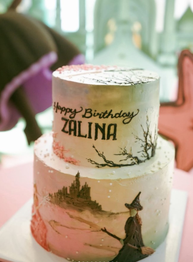 Kue ulang tahunnya juga dibuat bertema wicked. Terdiri dari 2 tingkat, kue yang didominasi warna pink dan hijau itu tampak simpel dihiasi tulisan ‘Happy Birthday ZALINA’. Foto: Instagram/@raisa6690