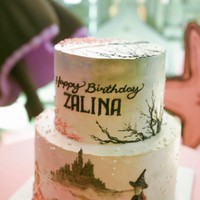 Kue ulang tahunnya juga dibuat bertema wicked. Terdiri dari 2 tingkat, kue yang didominasi warna pink dan hijau itu tampak simpel dihiasi tulisan ‘Happy Birthday ZALINA’. Foto: Instagram/@raisa6690