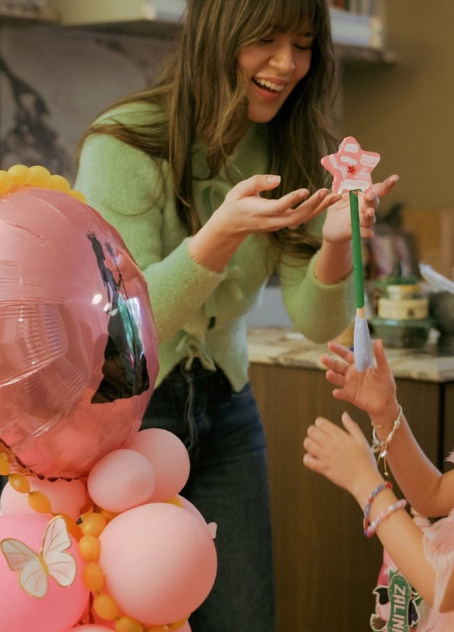 Raisa sendiri meimilih tampil simpel namun tetap senada dengan tema perayaan ultah sang anak. Mantan istri Hamish Daud itu tampil mengenakan atasan lengan panjang berwarna hijau dipadukan dengan celana panjang jeans. Foto: Instagram/@raisa6690