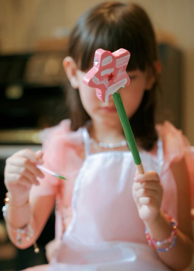 Biasa selalu ditutupi, kali ini wajah Zalina mulai sedikit diperlihatkan. Meski blur dan hanya sebagian, banyak yang mengatakan jika Zalina ternyata lebih mirip sang mama. Foto: Instagram/@raisa6690