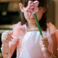 Biasa selalu ditutupi, kali ini wajah Zalina mulai sedikit diperlihatkan. Meski blur dan hanya sebagian, banyak yang mengatakan jika Zalina ternyata lebih mirip sang mama. Foto: Instagram/@raisa6690