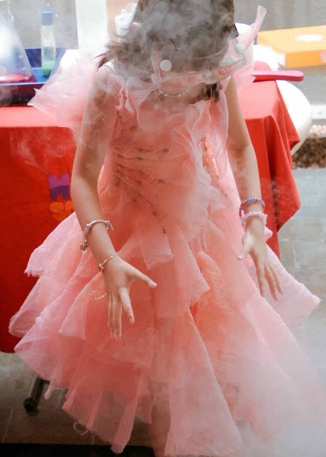 Di keterangan unggahan, Raisa juga menuliskan pesan menyentuh untuk sang anak di hari ulang tahunnya. “Merupakan suatu kehormatan terbesar dalam hidupku untuk melihatmu tumbuh dewasa, sayangku. Selamat ulang tahun ke-7, Zawi.. Meskipun Glinda & Elphaba yang asli tidak bisa hadir, @littlethoughtsplanner membuat ulang tahun ini menjadi yang terbaik, salah satu kenangan terindah kita,” tulis Raisa dalam bahasa Inggris. Foto: Instagram/@raisa6690