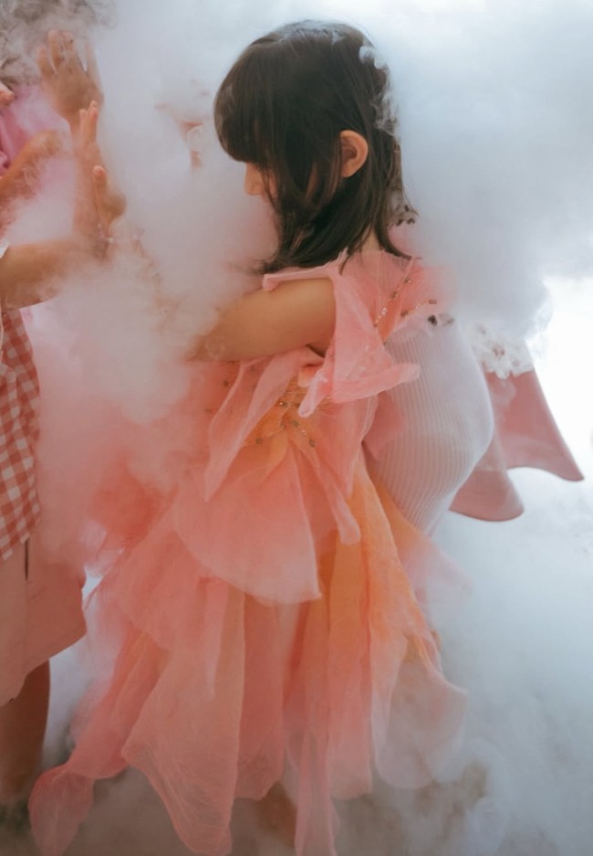 Memiliki rambut lurus berponi, dari samping terlihat Zalina memiliki hidung mancung seperti kedua orangtuanya. Foto: Instagram/@raisa6690