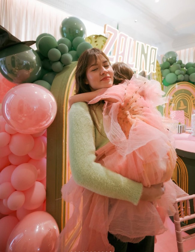 Terlihat Zalina yang begitu nempel dengan sang mama. Ayahnya sendiri, Hamish, tak terlihat hadir di acara tersebut. Foto: Instagram/@raisa6690