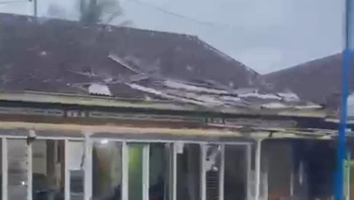 Rumah warga di Bantur Malang rusak setelah diterjang hujan campur angin
