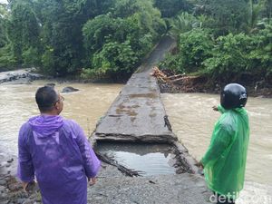 Hujan Deras Sejak Minggu Picu Longsor dan Jembatan Jebol di Selemadeg Tabanan