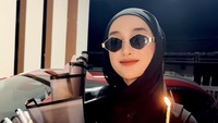 Sule pernah menikah dengan Lina Jubaidah tapi pernikahan itu kandas beberapa tahun lalu. Dari pernikahan itu, keduanya dikaruniai empat orang anak. Kemudian Sule menikah lagi dengan Nathalie Holscher dan dikaruniai satu orang anak. Tapi pernikahan itu juga gak berlangsung lama. Kini, Sule disebut menjalin asmara dengan perempuan Santyka Fauziah. Foto: Instagram