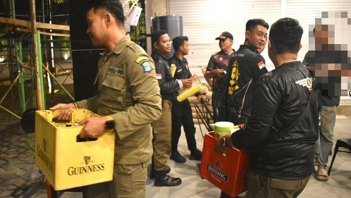 Satpol PP Surabaya saat menyita botol miras dari resto