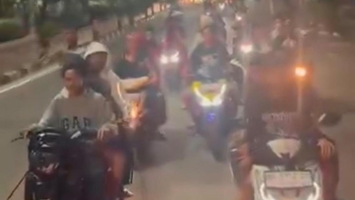 Sejumlah remaja di Prabumulih konvoi bermotor bawa sajam