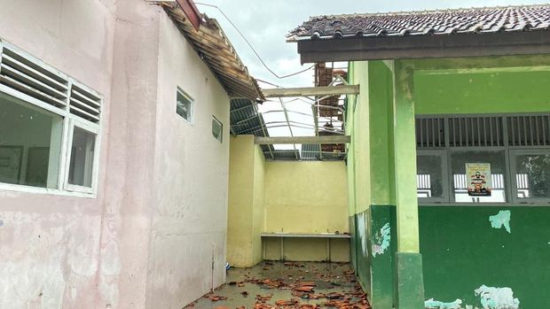 Kondisi ruangang SD N 1 Sambirata, Kecamatan Cilongok, Kabupaten Banyumas yang rusak usai diterjang angin puting beliung, Senin (23/2/2026).
