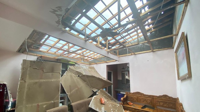 angunan SD Negeri 1 Sambirata mengalami kerusakan cukup parah usai diterjang puting beliung.