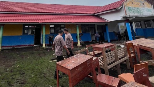Polisi membersihkan sekolah di Labuan Kananga, Kecamatan Tambora, Kabupaten Bima, yang terdampak banjir, Senin (23/2/2026). (Dok. Polsek Tambora)