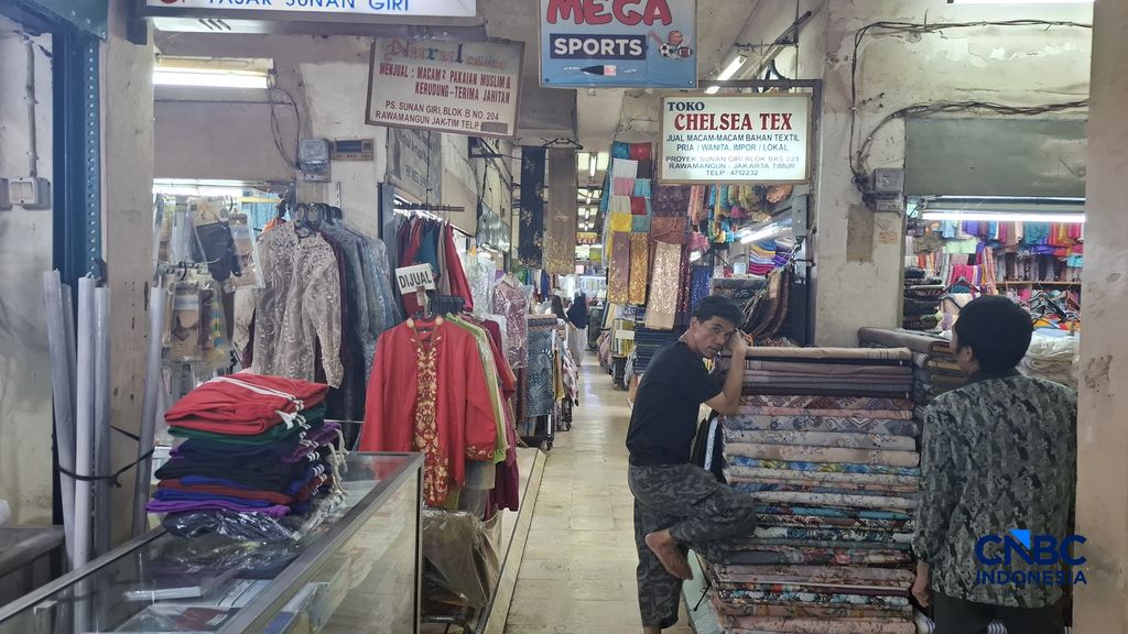 Seorang penjahit menerima pesanan di Pasar Sunan Giri, Rawamangun, Jakarta Timur, Senin (23/2/2026). (CNBC Indonesia/Chandra Dwi Pranata)