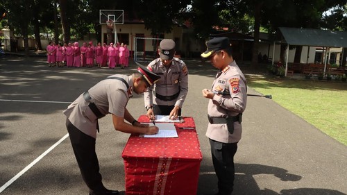 Kapolres Manggarai Barat, AKBP Christian Kadang memimpin upacara di halaman mapolres, Senin (23/02/2026). (Dok. Humas Polres Manggarai Barat)