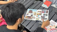 Kegiatan membaca buku bersama sambil menunggu magrib itu dikemas dalam tajuk Ngabubookread. Penggeraknya adalah komunitas Surabaya Book Party.