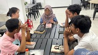 Pantauan detikJatim, sekitar 40 peserta tampak asyik duduk dan membaca buku yang dibawa.