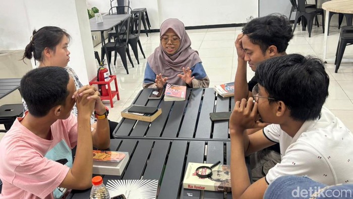 Serunya Ngabuburit Sambil Baca Buku di Surabaya