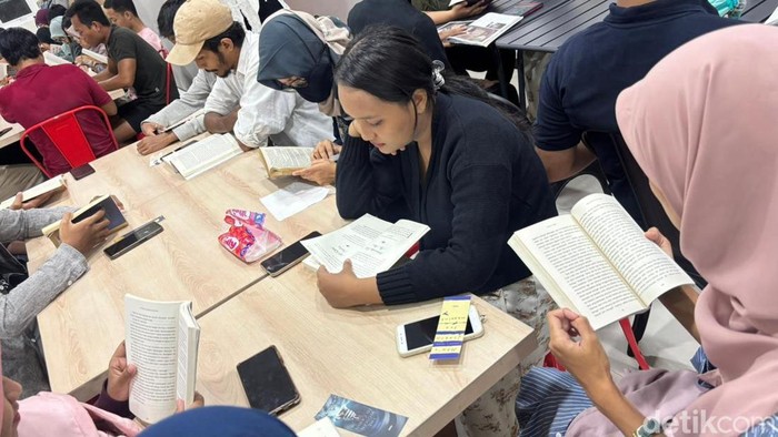 Serunya Ngabuburit Sambil Baca Buku di Surabaya