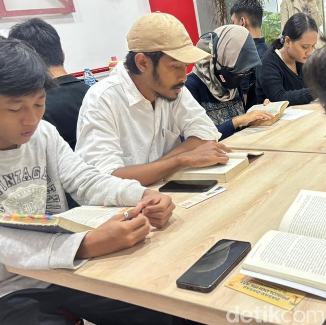 Gaya Ngabuburit Anak Muda di Surabaya