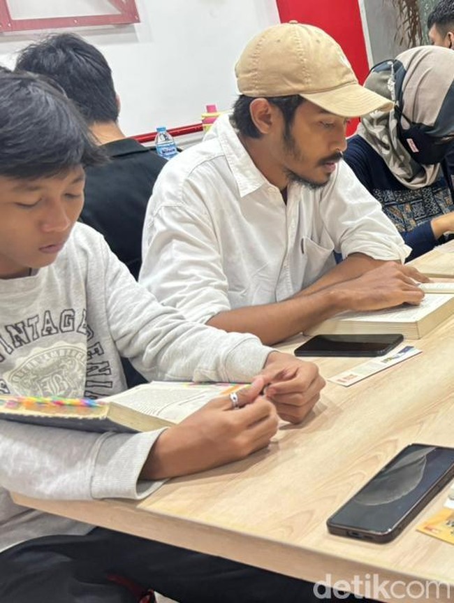 Gaya Ngabuburit Anak Muda di Surabaya