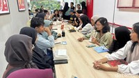 Mereka larut dalam buku masing-masing, mulai dari novel fiksi, buku pengembangan diri, buku tema sejarah, politik, dan lainnya. Suasana hening terasa saat sesi silent reading berlangsung, hanya sesekali terdengar suara halaman dibalik.