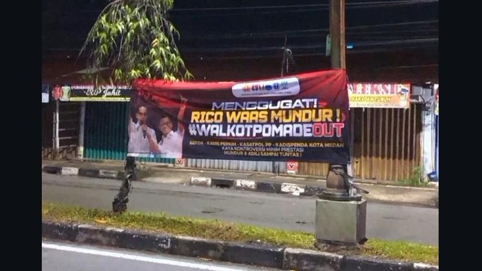 Spanduk permintaan Rico Waas mundur dari jabatan wali kota Medan. (tangkapan layar media sosial)