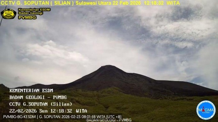 Status Gunung Soputan saat ini berada di level II atau waspada.