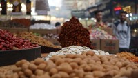 Warga Suriah sibuk berburu takjil dan manisan khas Ramadan di Jalan Jazmatiyyah saat sore hari. Foto: Dok Muhammad Nabil Charomaein/PPI Dunia
