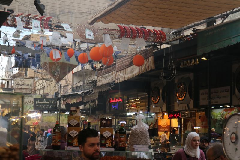 Suasana Ramadan 2026 di Damaskus Suriah. Warga Suriah berburu takjil dan manisan khas Ramadan di jalan Jazmatiyyah di sore hari.